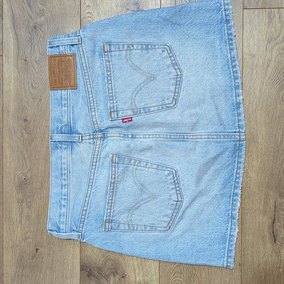 Levis Premium Icon Skirt in Light Wash mini button fly  sz 27 - Picture 2 of 8